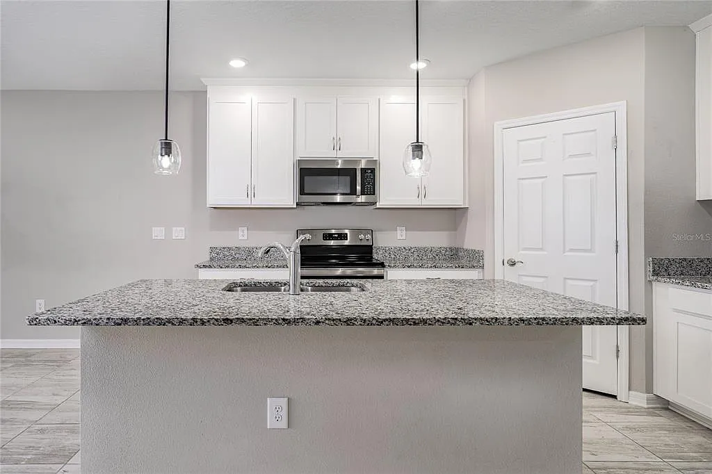 3 bed, 2.5 bath, 1575 sqft, $2,100 — Photo 3