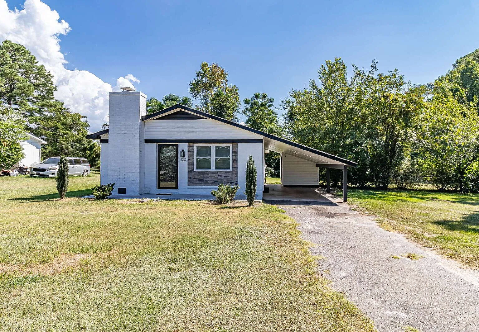 3 bed, 1.0 bath, 1113 sqft, $1,550 — Photo 1
