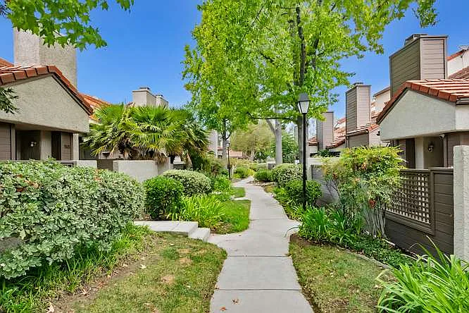 3 bed, 2.5 bath, 1332 sqft, $4,300 — Photo 3