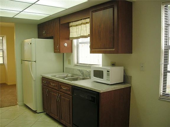 4th image of 2226 Cypress Point Dr E