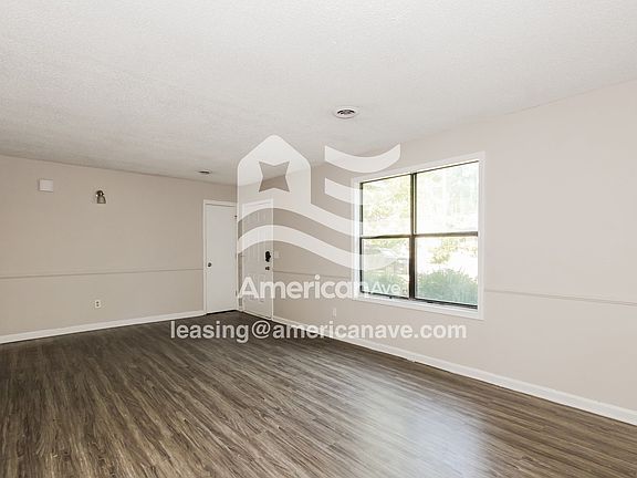 819_005_living_room_5.jpg