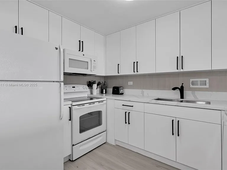 2301 Collins Ave #542 — Photo 17