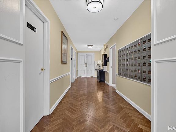 4th image of 900 S Hanley Rd APT 4C