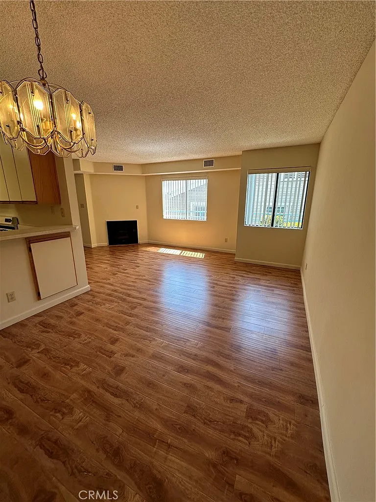 3 bed, 2.5 bath, 1660 sqft, $3,750 — Photo 3