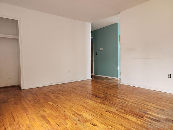 3rd image of 1590 Harry St