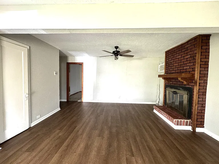 3605 Center St — Photo 2