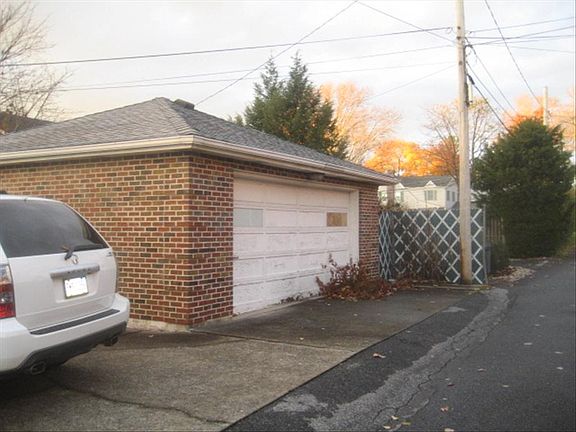4th image of 2009 Easton Ave