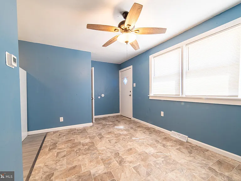 323 W Peach St #B — Photo 4