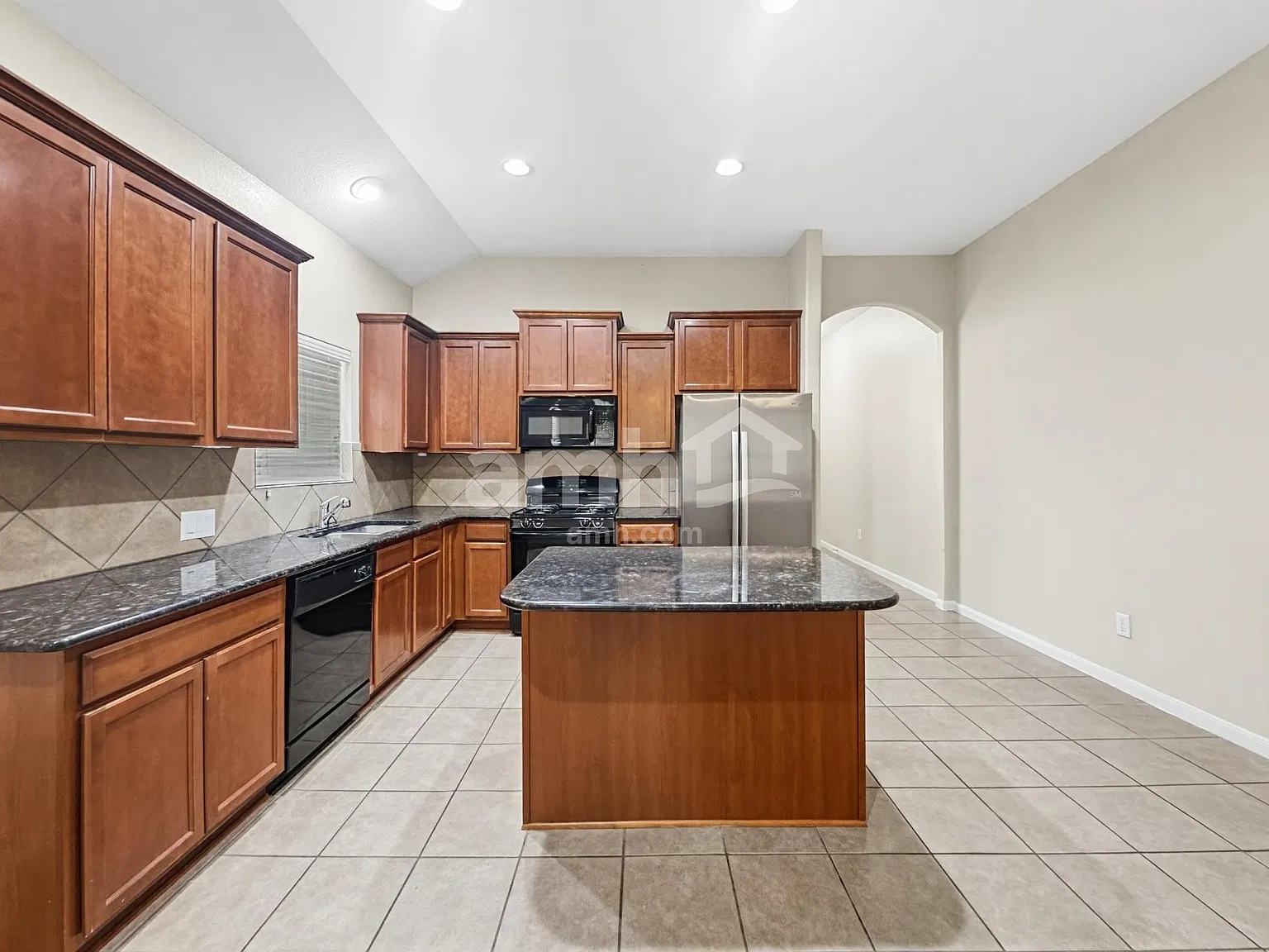 3 bed, 2.0 bath, 1800 sqft, $2,085 — Photo 3