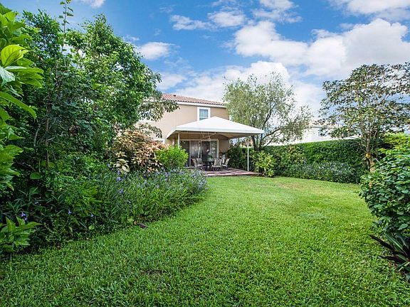 3rd image of 132 Woodlake Cir