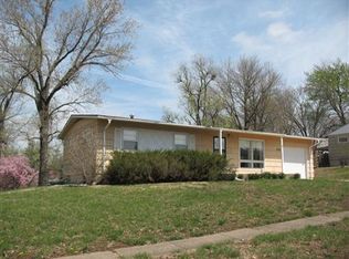 220 SW 40th Ter, Topeka, KS 66609