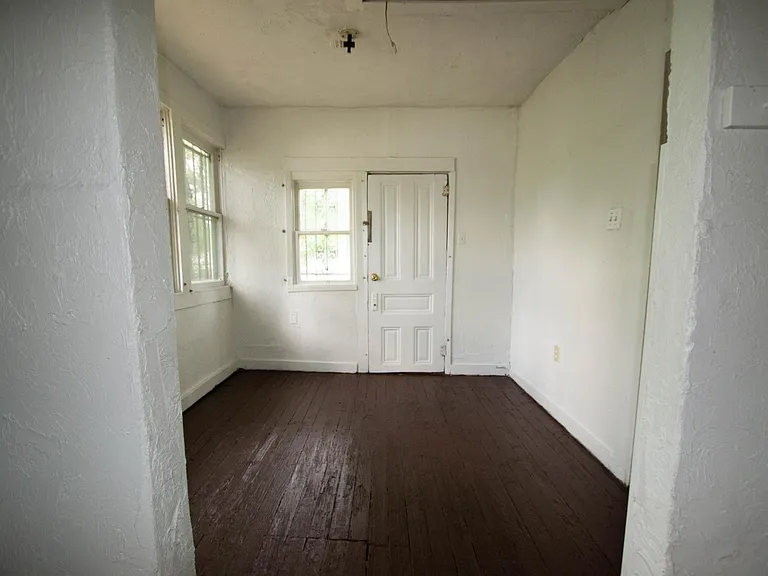 4306 Metropolitan Ave — Photo 5