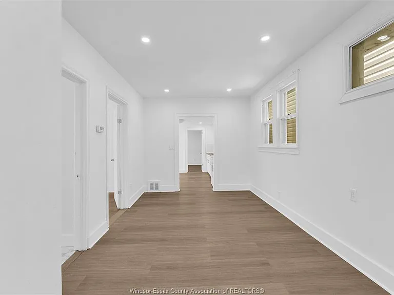 3622 Queen St — Photo 3