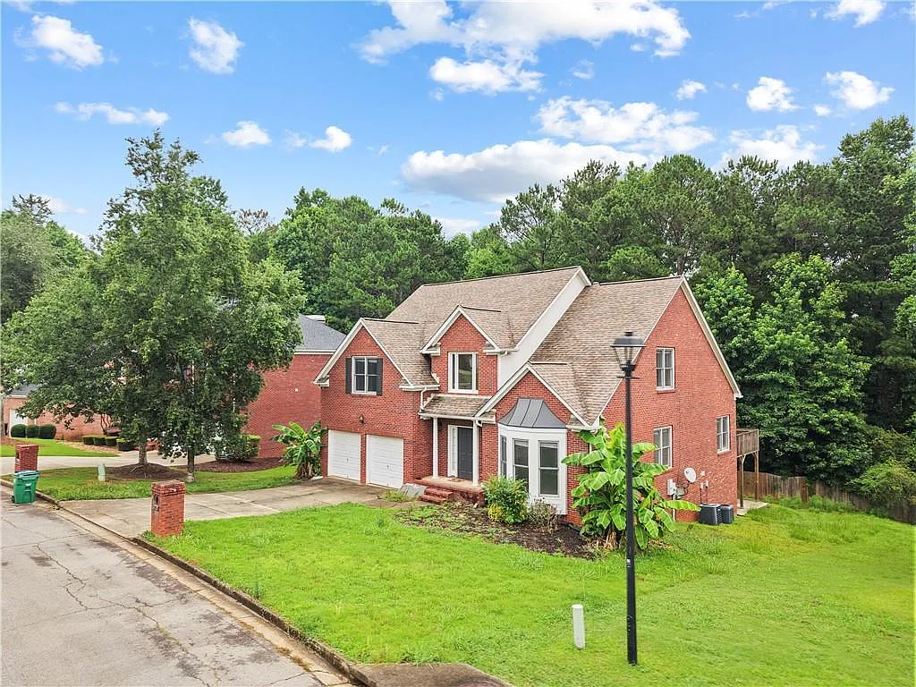 5 bed, 3.0 bath, 2684 sqft, $3,000 — Photo 2