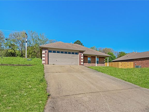 3rd image of 1041 Sara Beth St