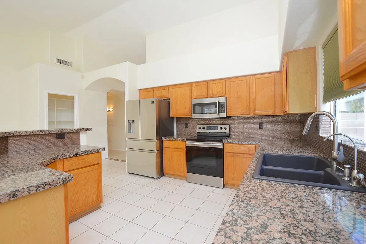 3 bed, 2.0 bath, 2160 sqft, $2,899 — Photo 4