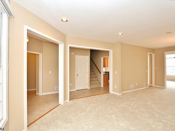 3rd image of 15 Whalen Ct