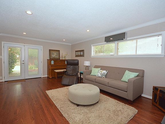 3rd image of 1719 Salford Dr