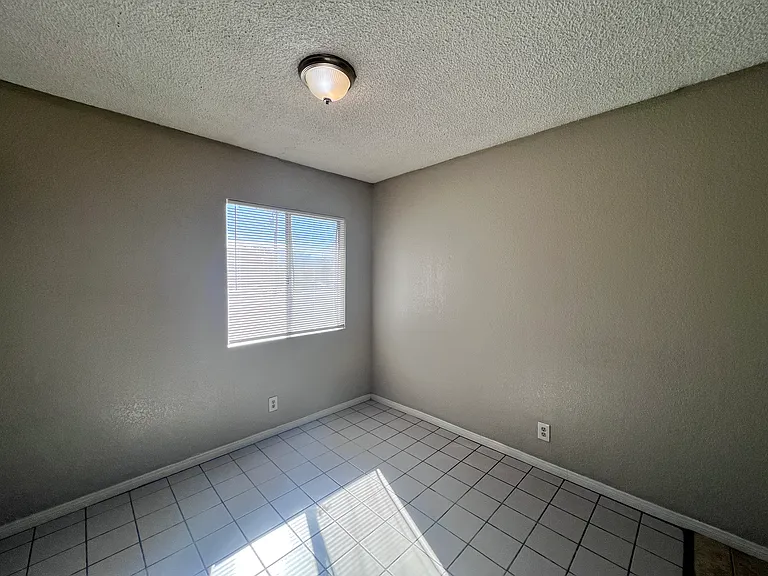 600 E 5th St #10 — Photo 8