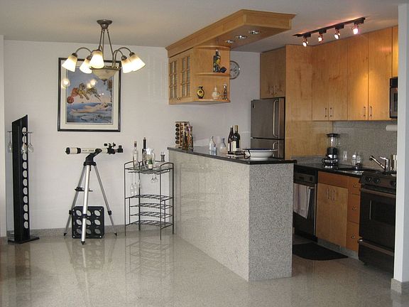 MODERN EAT IN KITCHEN