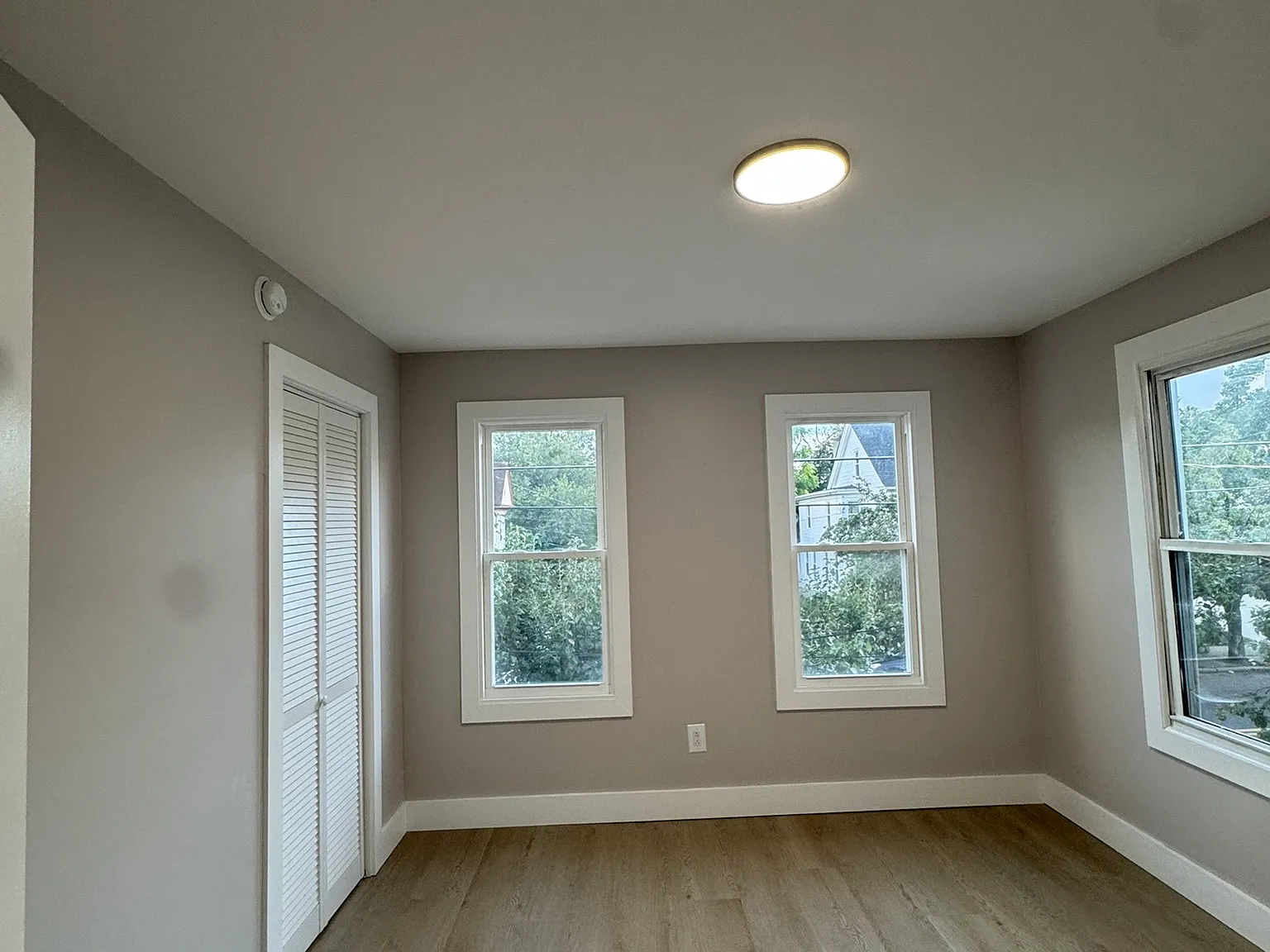 5 bed, 1.5 bath, 1200 sqft, $2,150 — Photo 4
