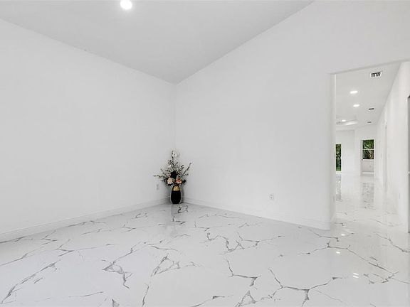 4th image of 806 W LOWRY LANE