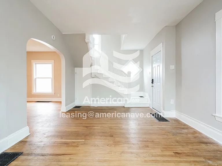 1242077_002_wm_-_living_room_13452660.jpg