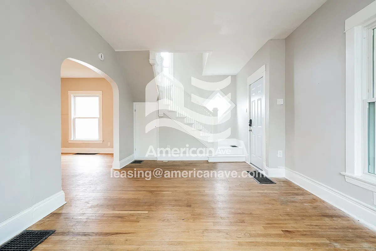 1242077_002_wm_-_living_room_13452660.jpg - 140 Studebaker St