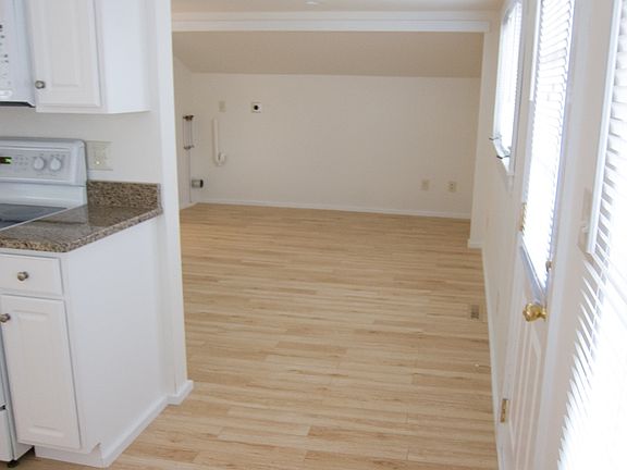 4th image of 208 Cranberry Ln