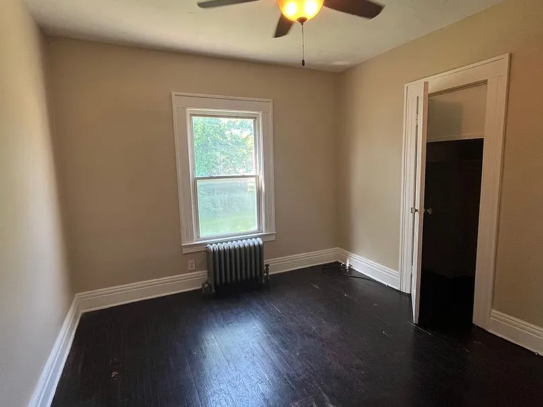 380 Seneca Ave — Photo 6