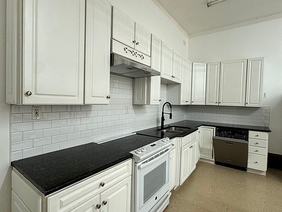 3rd image of 7054 Executive Cir