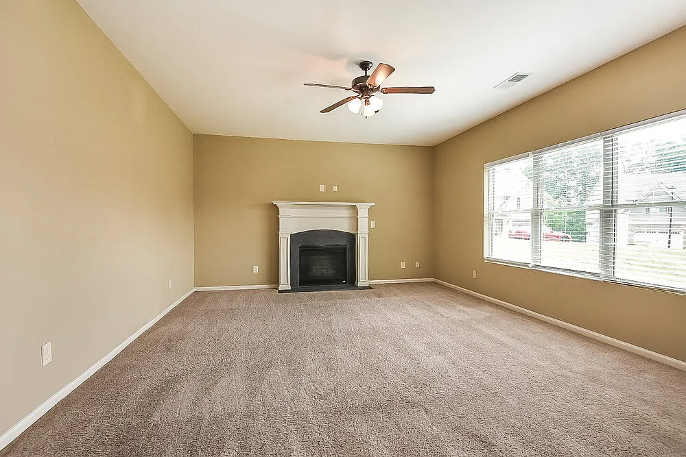 4 bed, 2.5 bath, 2481 sqft, $2,385 — Photo 4