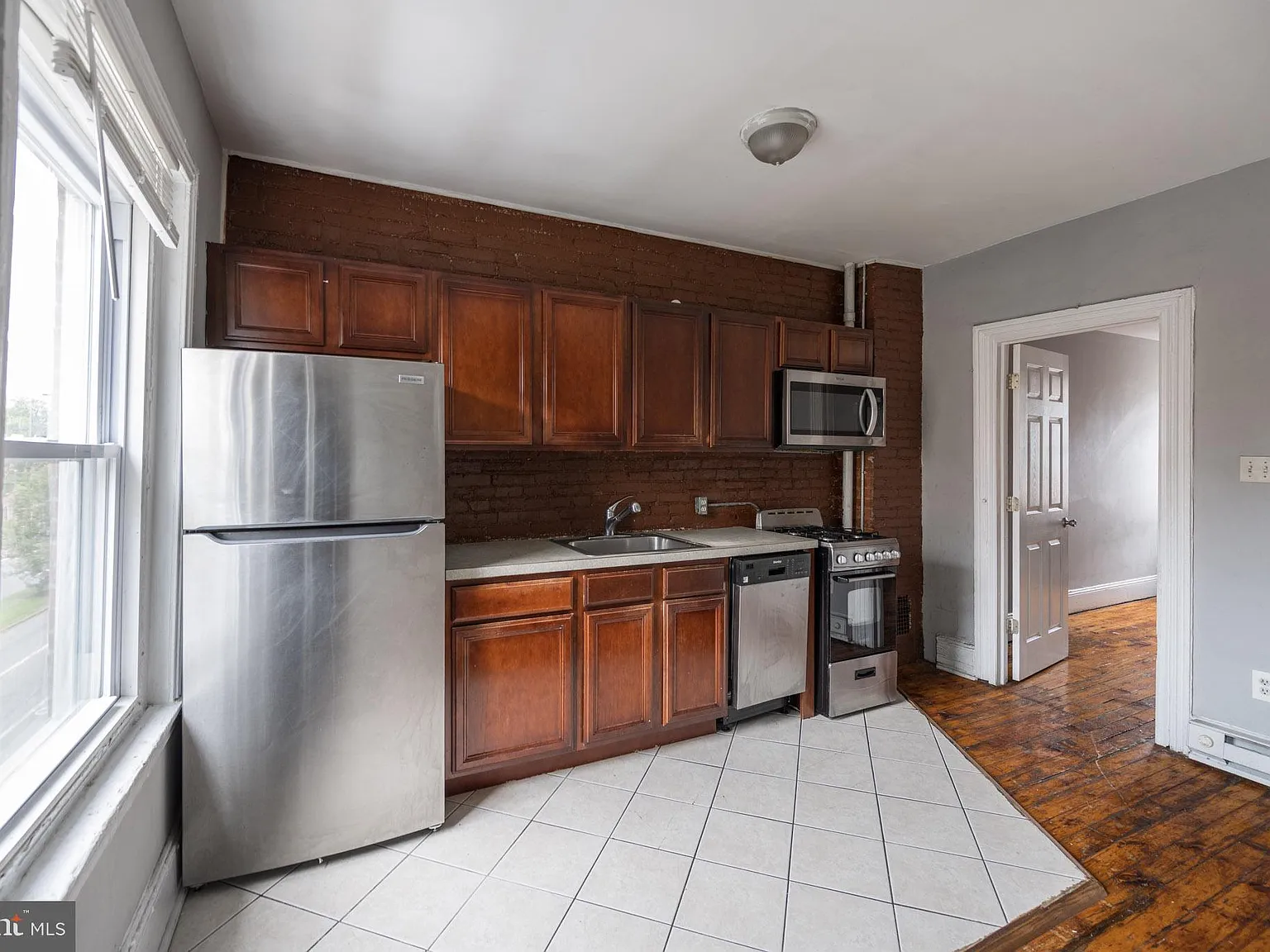 1 bed, 1.0 bath, $1,095 — Photo 3