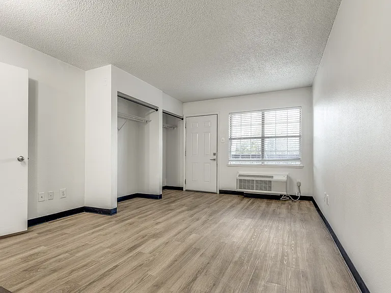 An open, easy to set up space that gives you the basics you need.