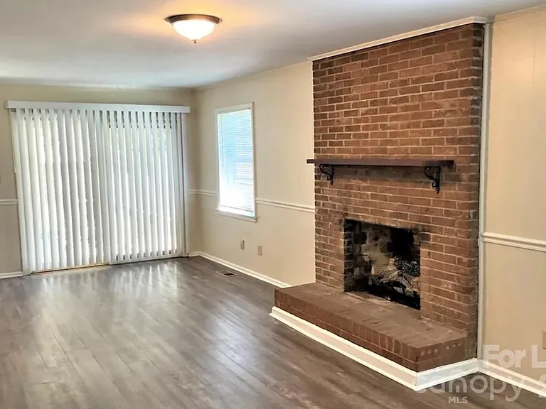 1817 Balfour Ln — Photo 4