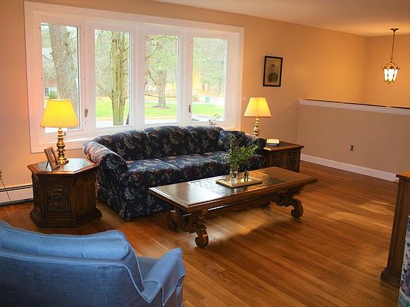3rd image of 165 Fensview Dr