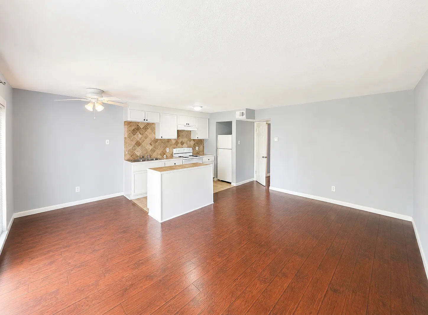 4624 Bell - Unit 7 — Photo 4