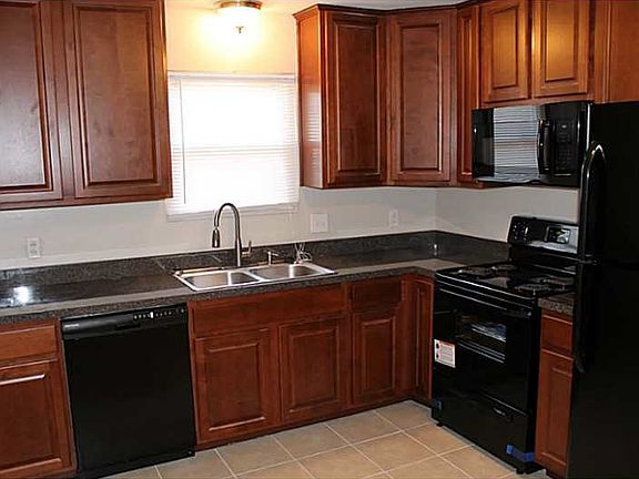 4th image of 3871 Peachtree Ln W
