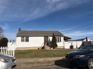 3 Surrey Dr, Amityville, NY