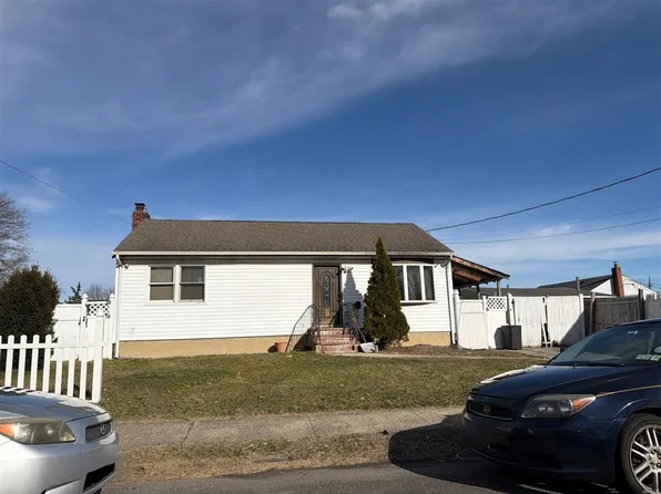 3 Surrey Dr, Amityville, NY 11701