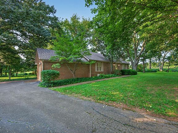 3rd image of 574 Cleveland Dr