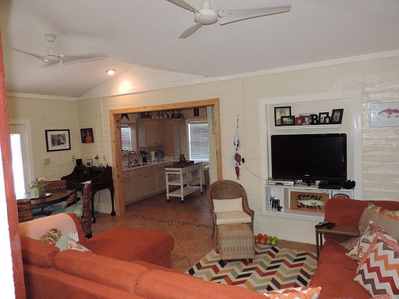 5th image of 300 N Longoria St
