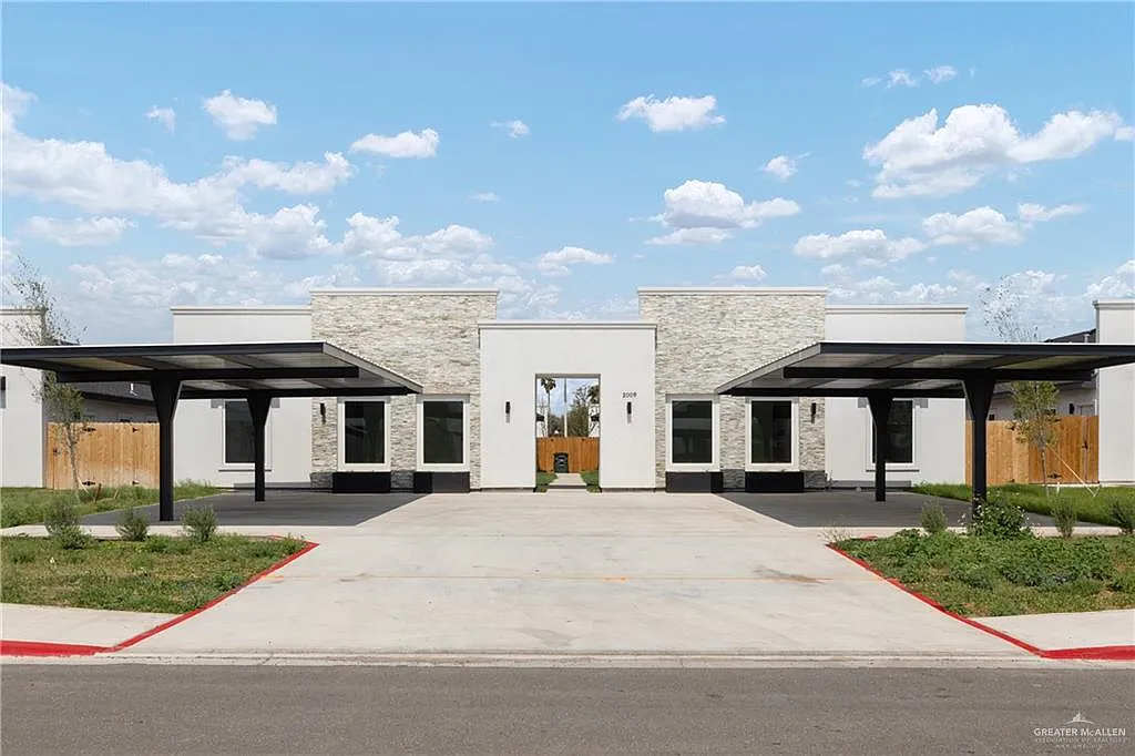 3 bed, 2.0 bath, 4400 sqft, $1,350 — Photo 1