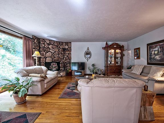 3rd image of 1348 Clayton Dr