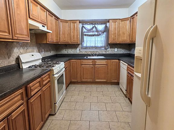 4th image of 75 Littleton Ave #2