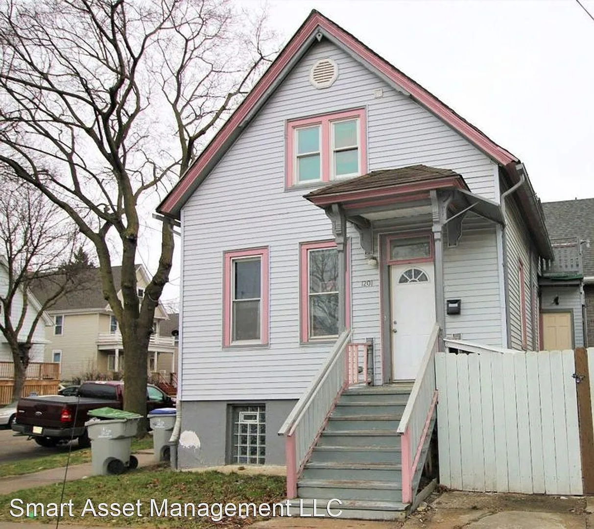 1201 W Rogers St photo 1