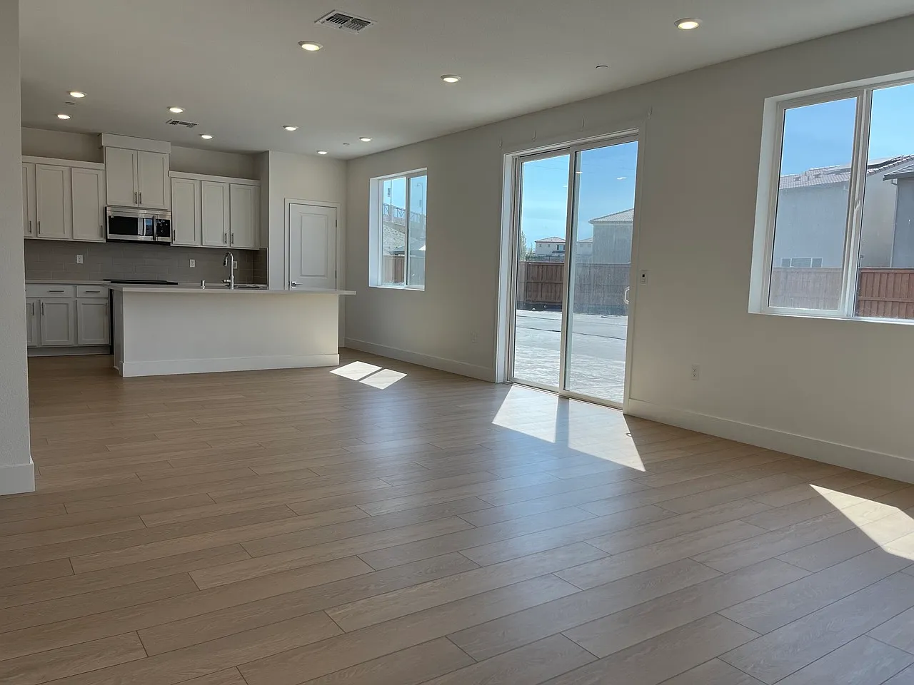 4 bed, 2140 sqft, $3,200 — Photo 3