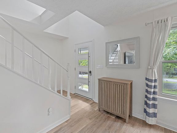 5th image of 26 Woodlawn Dr