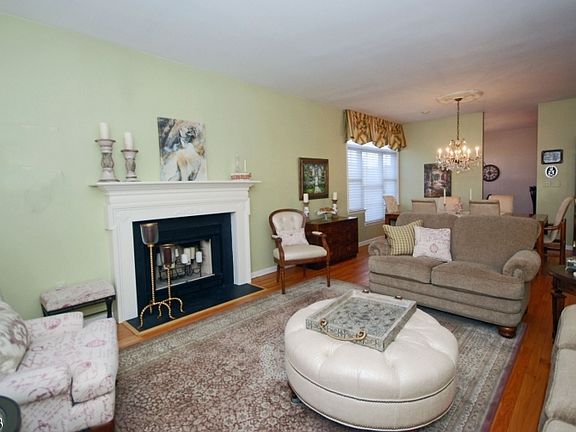 3rd image of 28 Loft Dr