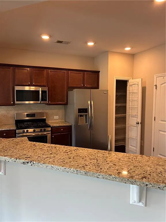 3 bed, 2.5 bath, 1910 sqft, $2,650 — Photo 4